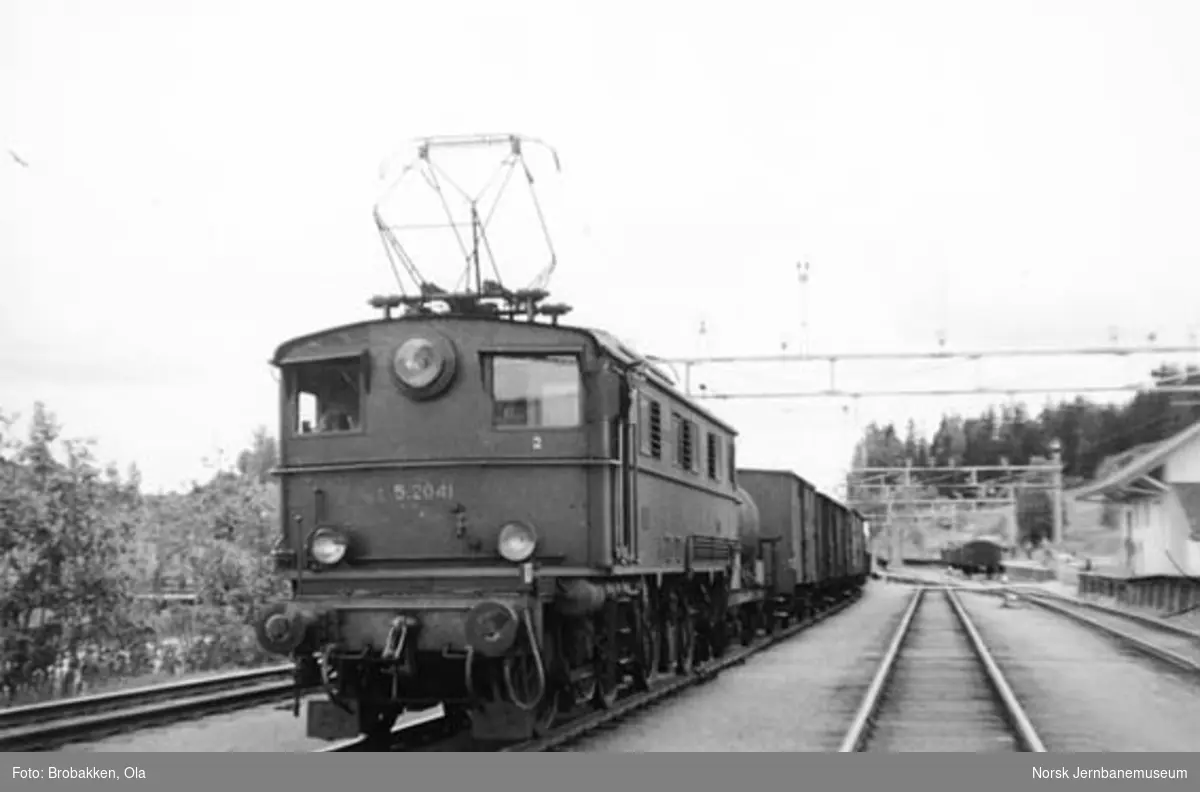Elektrisk lokomotiv type El 5 nr. 2041 med godstog 5275 på Bøn stasjon