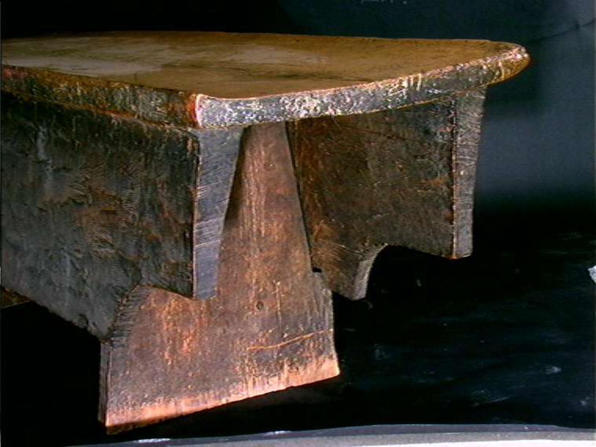 Bordplate og sider til bordet et laget av én tømmerstokk. Bendelene er skåret som formen til innsiden og sikret med dømlinger. Bordet har en frontside  med skurd og rispet dekor med middelalderspreg. Frontsiden har også en bueformet luke med hengsling nedtil. Undersiden er hvert dekket, så eneste inngang er fra luken. Bordet er ubehandlet.