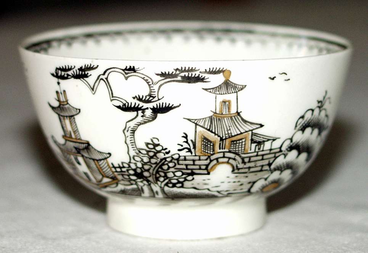 Kinesisk te-servise i porselen med malt dekor i svart og gull