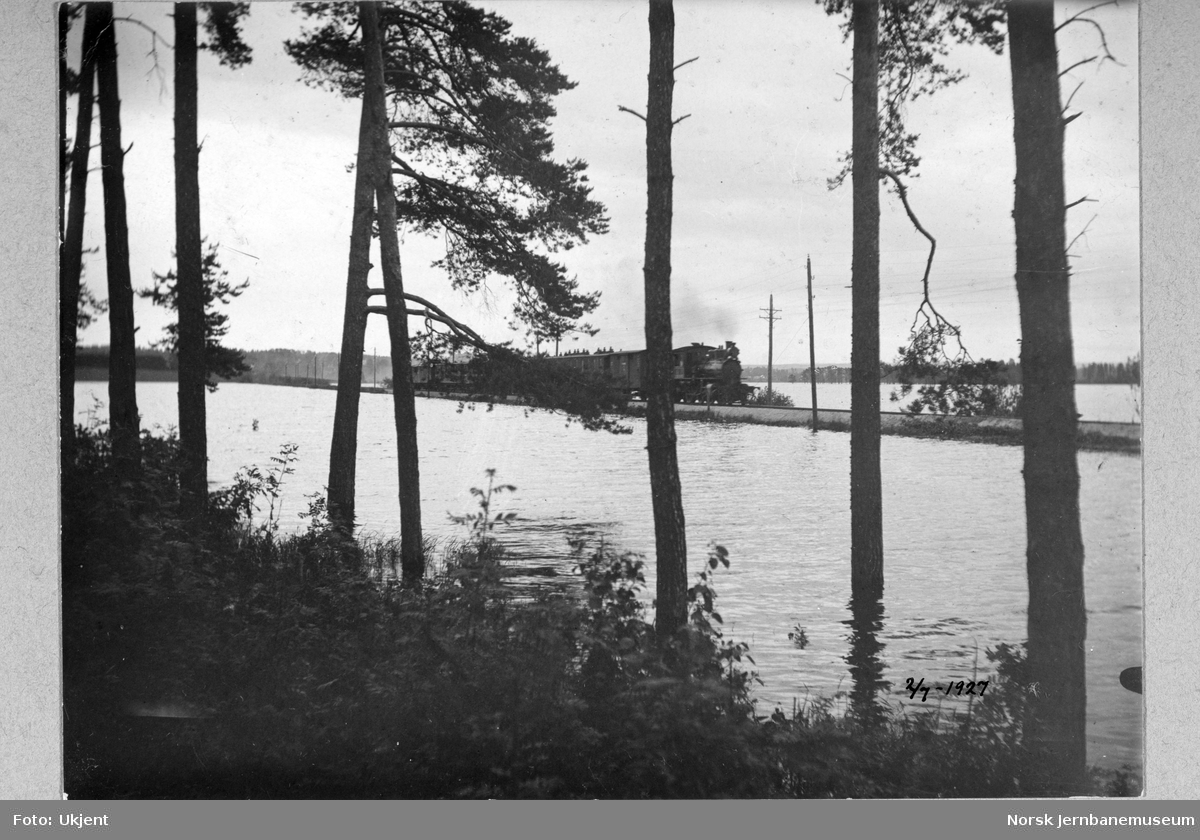 Flommen i 1927 : Rørosbanens tog 362 nærmer seg Hamar