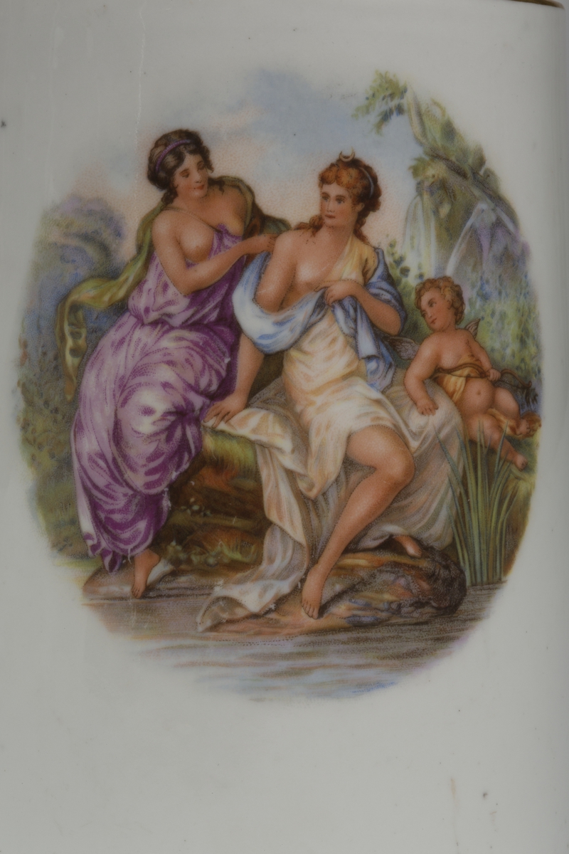 Foliedekor med to kvinner og en kjerub sittende ved vannkanten. Kvinnenes klær er løst drappert rund kroppen, med synlige bryster. Motivet forekommer i en stor og en mindre versjon på kruset.
