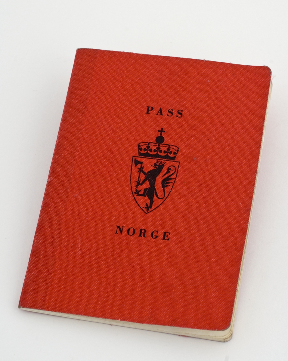 Norsk pass i rødt med Det Norske Riksvåpen stemplet i svart.
Utsted av Oslo politikammer i 1972
Passets nummer er B0896666-1