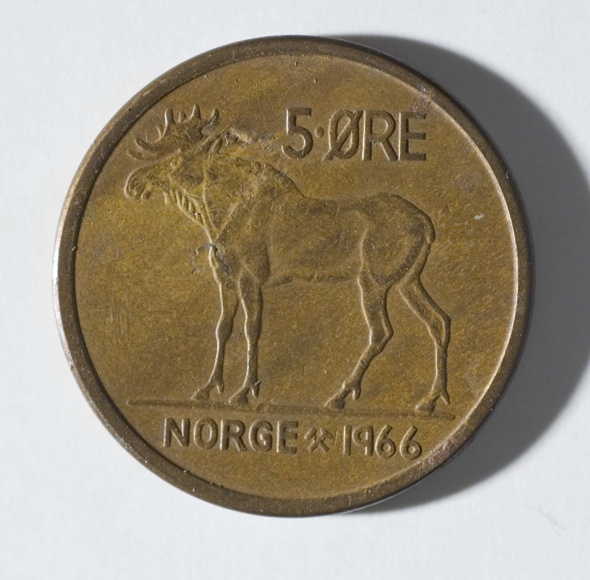 5-øre, datert 1966, med kong Olav den femtes monogram