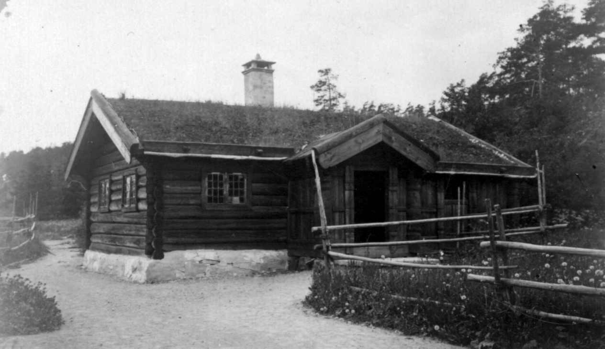 Stue fra Væråsmogen i Flesberg, Numedal. Fotografert på Norsk folkemuseum, ukjent årstall (1927 eller før).