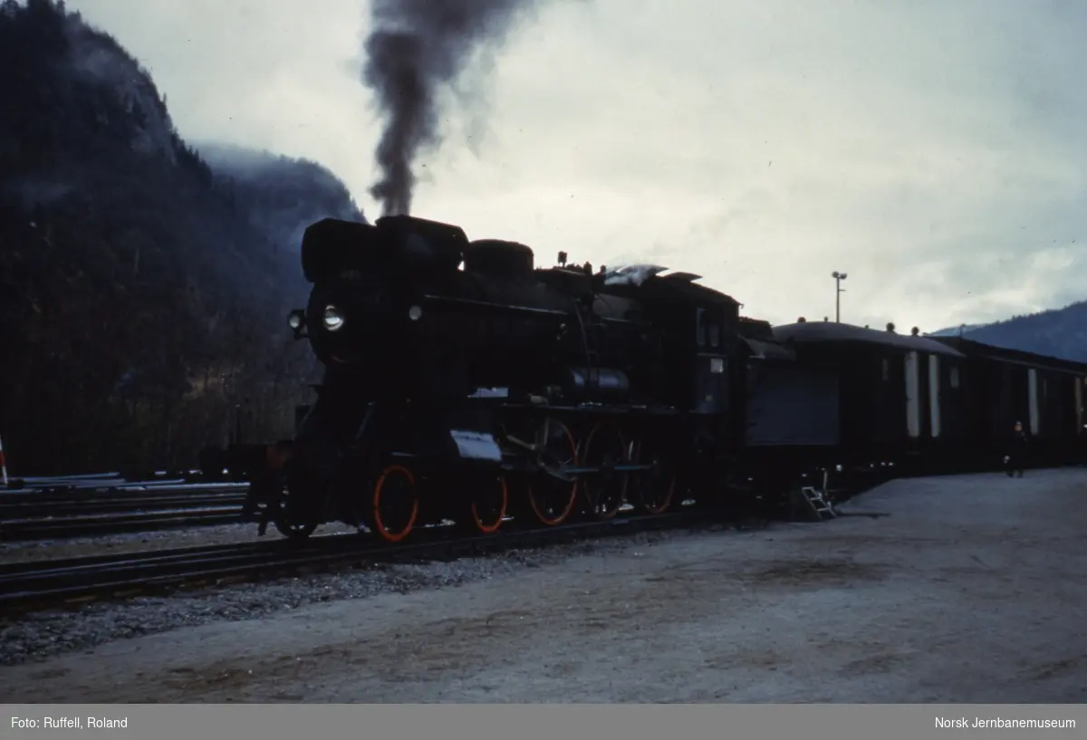 Damplokomotiv type 30c nr. 466 foran persontog på Røkland (Saltdal) stasjon