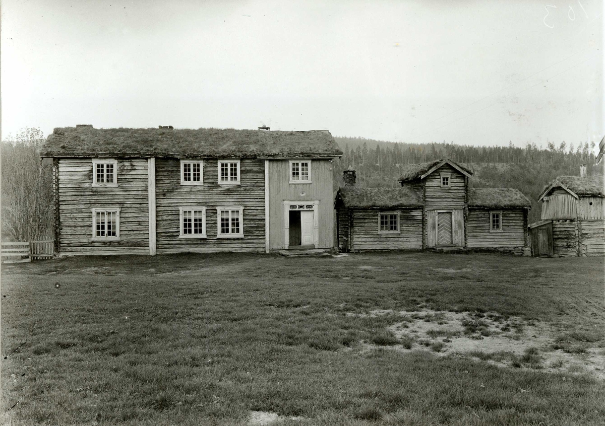 Storbekken , Toga, Nord-Østerdal, Hedmark 1920-årene. Gårdstun, t.v. stue, t.h. eldhus m. mastue.