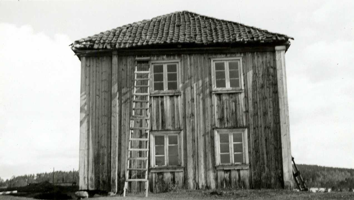 Karterud, Kongsvinger, Hedmark. Hovedbygningen under rivning, sett fra siden. Nå på Norsk Folkemuseum.