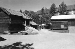 Telemarkstunet på Norsk folkemuseum, 1947. Fra venstre: Stal
