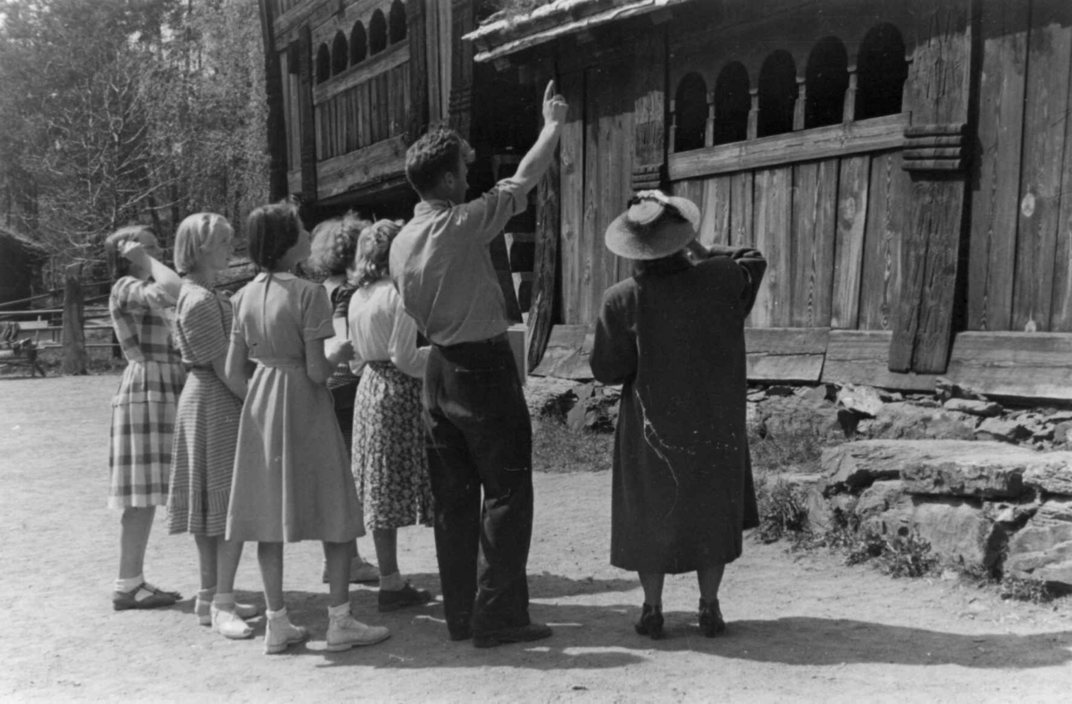 Skolebarn i Setesdalstunet på Norsk folkemuseum, 1951.