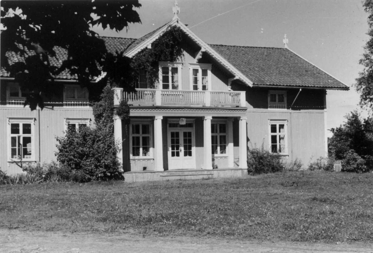 Sundby, Vestby, Akershus. Hovedhuset mot tunet med veranda.
Storgårdsundersøkelser ved dr. Eivind S. Engelstad 1953.
