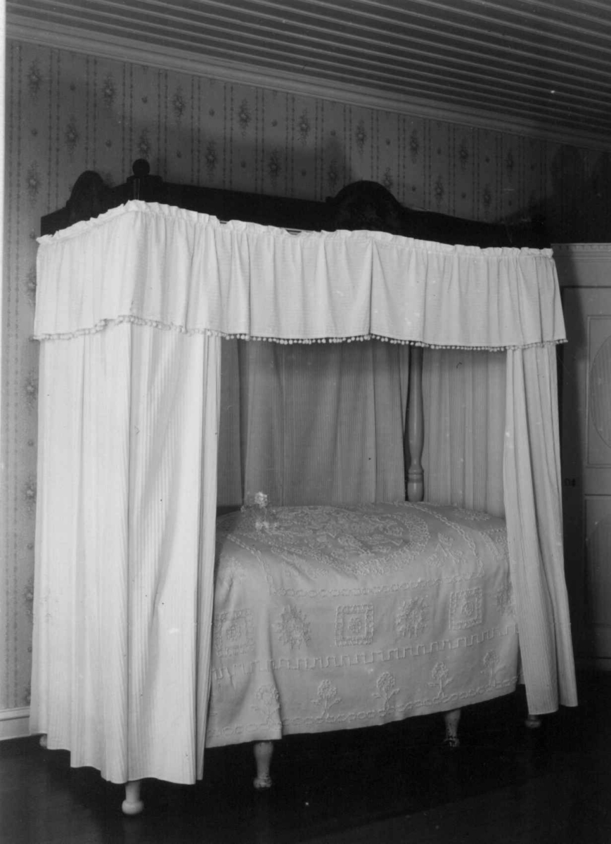 Sundby, Vestby, Akershus. 
Storgårdsundersøkelser ved dr. Eivind S. Engelstad 1953. Omhengs-seng
