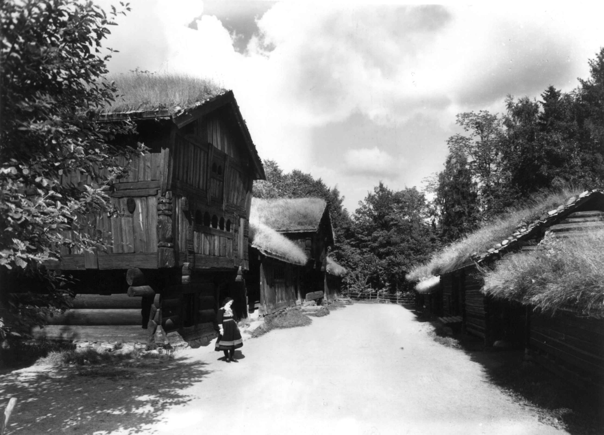 Setesdalstunet på Norsk folkemuseum. På venstre side av tunet: Brottveitloftet, Åmlidstua, Oseloftet og Kjellebergstua. Fotografert i 1954.