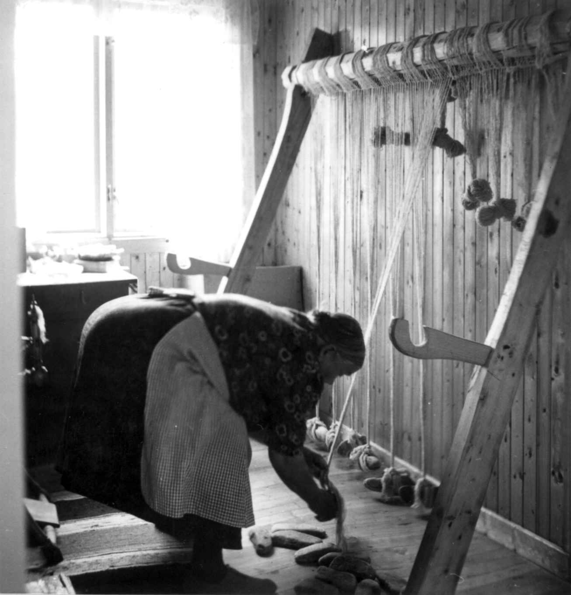 Greneveving (15). Anne Hansen kjår veven. Manndalen 1955.
