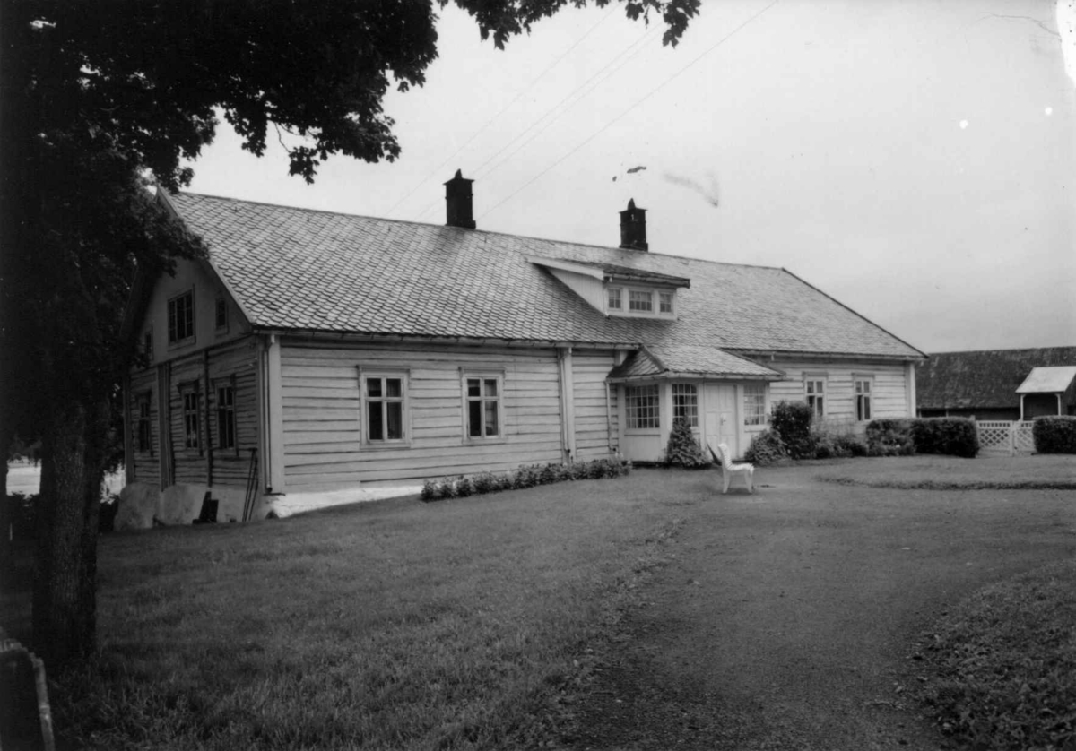 Busvold, Stange, Hedmark. Føderådsbygning sett fra hagen. 
Fra dr. Eivind S. Engelstads storgårdsundersøkelser 1957.