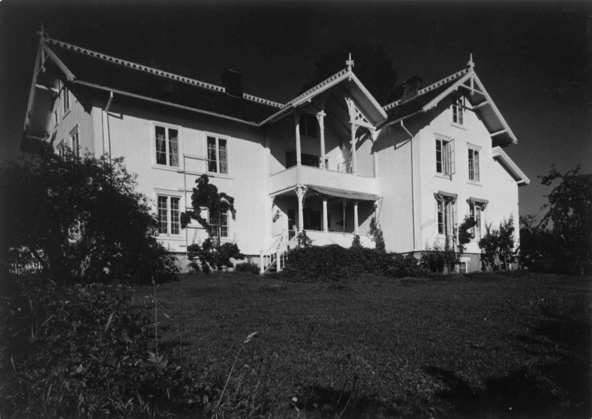 Helgeby, Nes, Ringsaker, Hedmark. Storgårdsundersøkelser ved dr. E. Engelstad 1957. Hovedbygningen sett fra hagen. Bygningen menes å være reist i 1730, ombygninger senest 1907.
