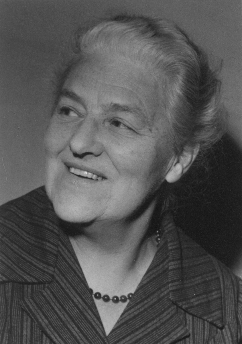 Førstekonservator ved Byavdelingen, Astrid Bugge , fotografert i 1961 av Aftenposten i forbindelse med utgivelse av boken : Touristinder og andre sportspiker.