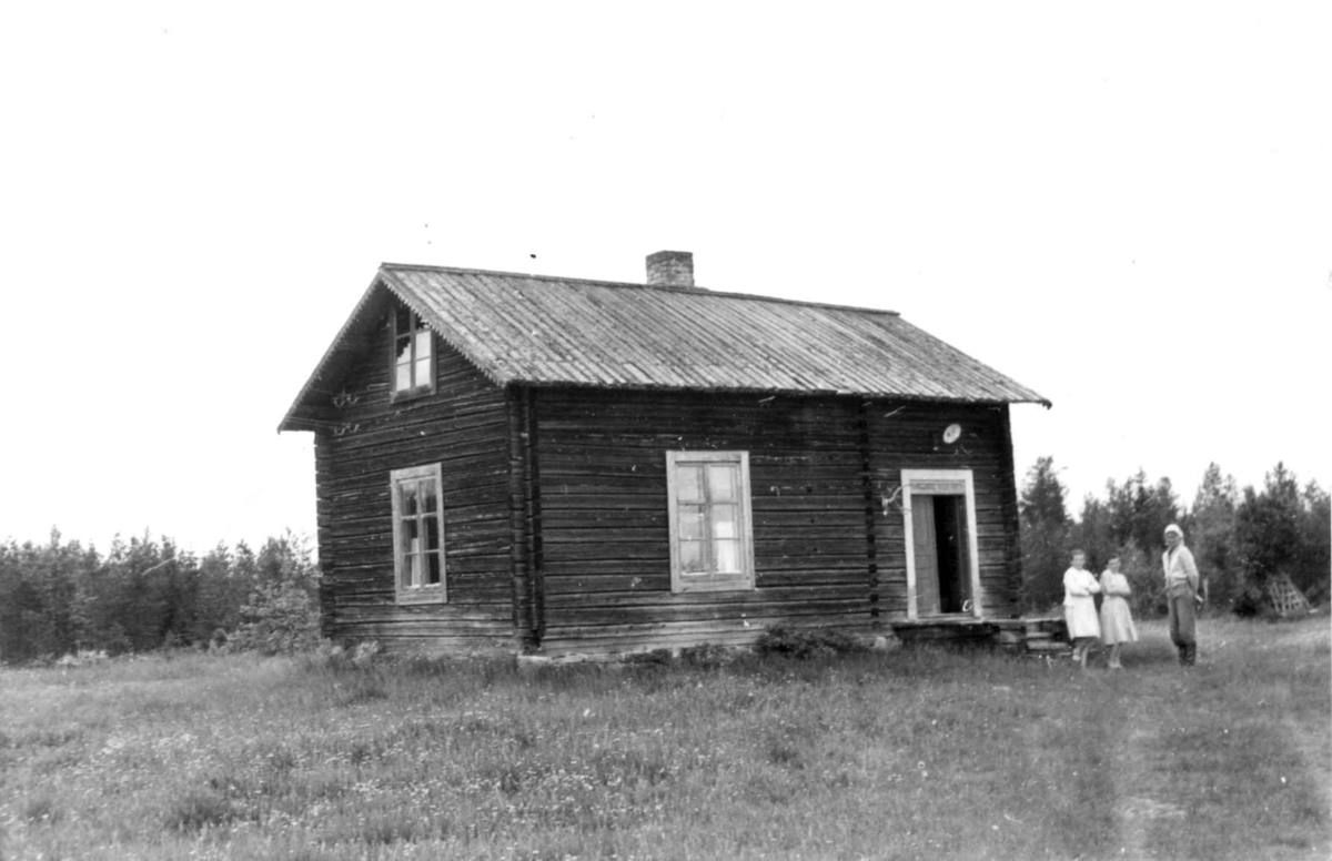 Boligen på Veräj'ä gård, tre personer står utenfor inngangspartiet. 1958.