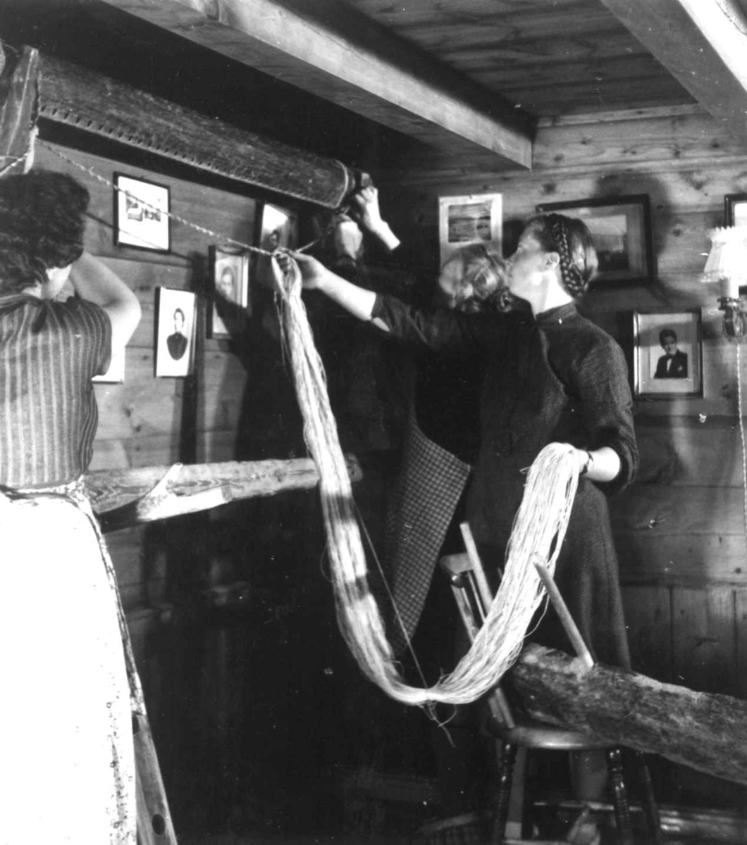 Veving på oppstadgogn. Renningen føres over til vevstol. Liarbø, Fitjar, Hordaland 1956.