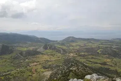 Utsikt mot undersøkelsesområdene i sør fra fjelltoppen Kastro Apalirou.