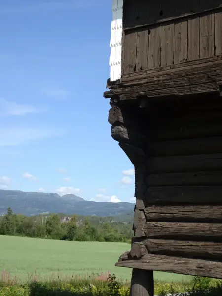 Kittelsen hadde utsikt mot Kjørkebygda og Drotningegutua. I stabburet malte han pesta.