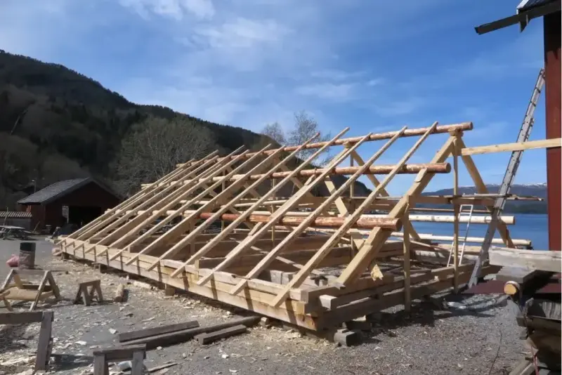 Tak til brygge, reisverk, ligger på bakken