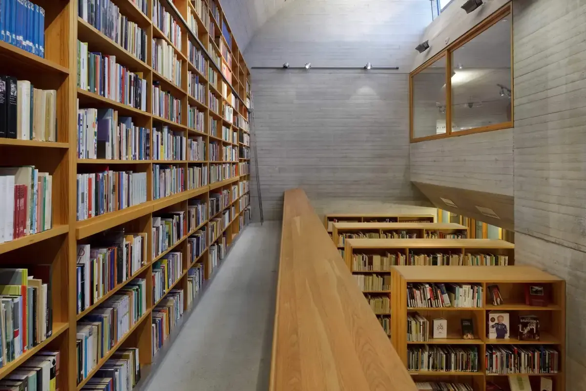 Oversiktsbilete frå biblioteket