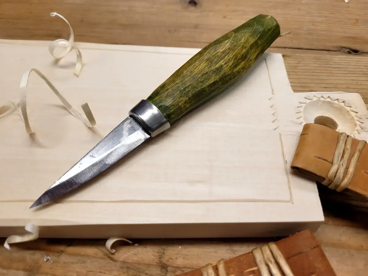 Kniv på skärbräda med karvsnitt