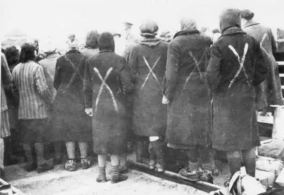 Svart/hvitt-fotografi av flere kvinner. De står med ryggen mot kamera. På kåpen har de en hvitt kryss.
